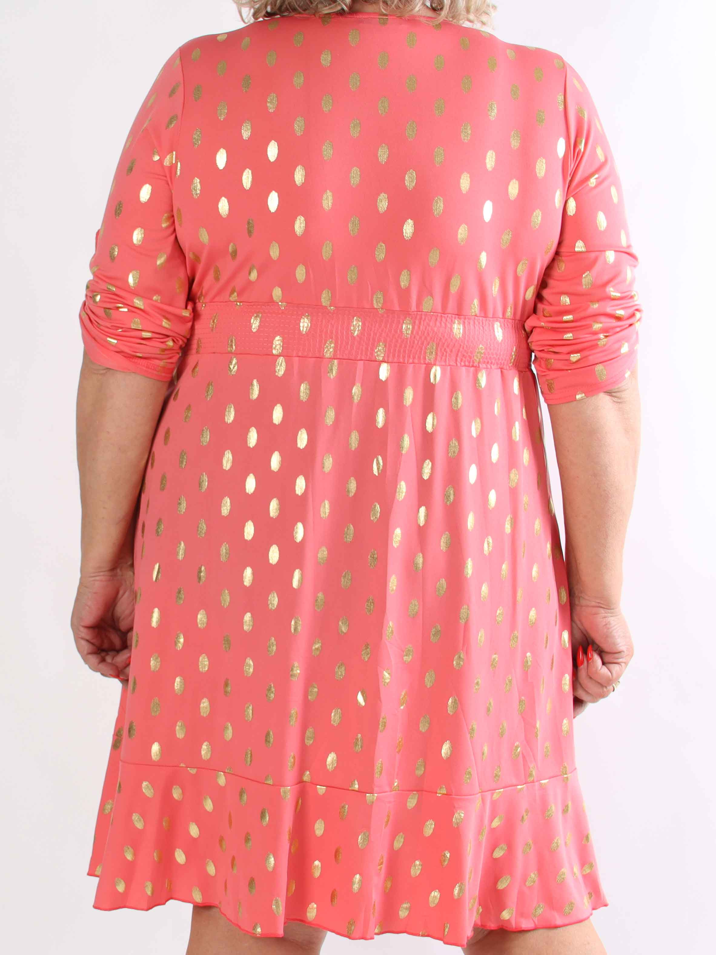 Savina Gold - Elastisk plus size klänning i omlott-look med guldprickar